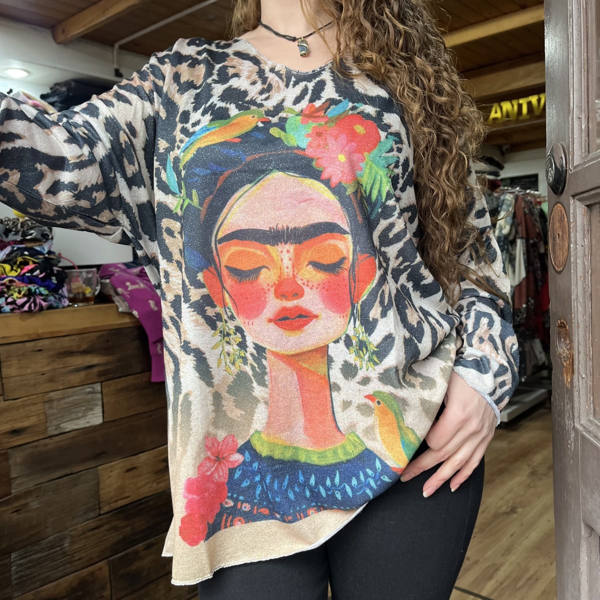 Sueter hilo Frida print lurex dorado2