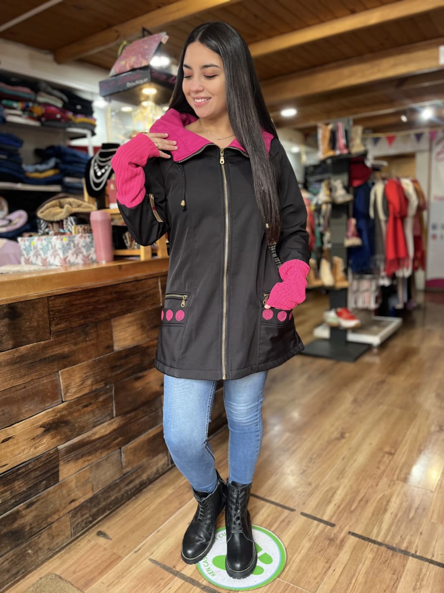 Abrigo softshell negro y fucsia impermeable y termico1
