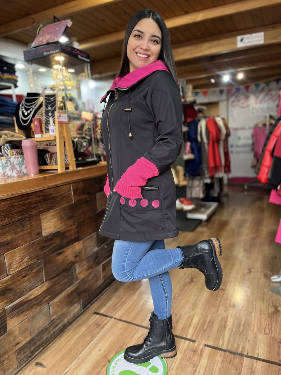 Abrigo softshell negro y fucsia impermeable y termico3