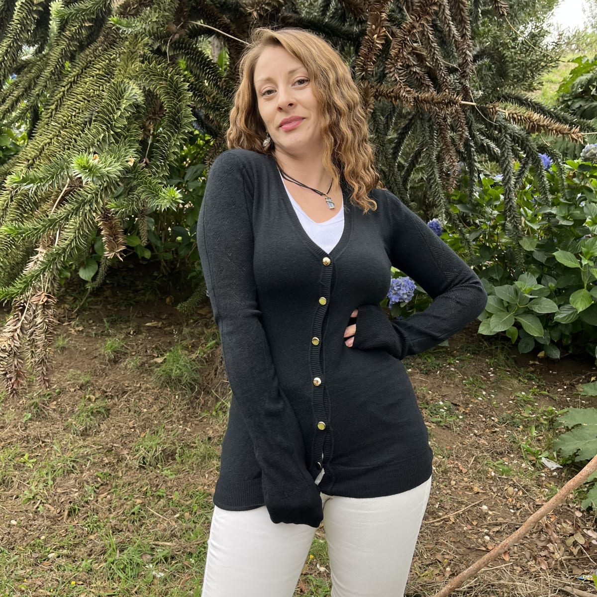 Cardigan spandex negro con botones dorados1