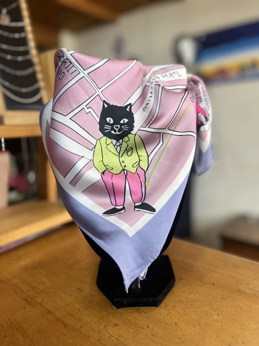 Pañuelo seda 70*70 cms gatito negro plano rosa pastel1