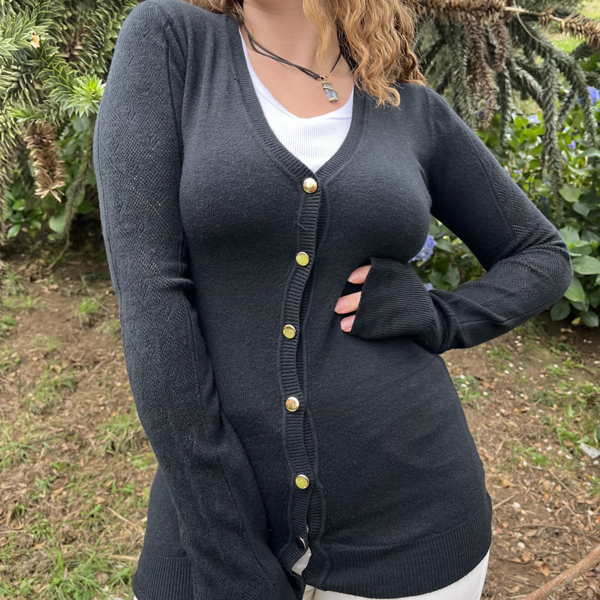 Cardigan spandex negro con botones dorados2