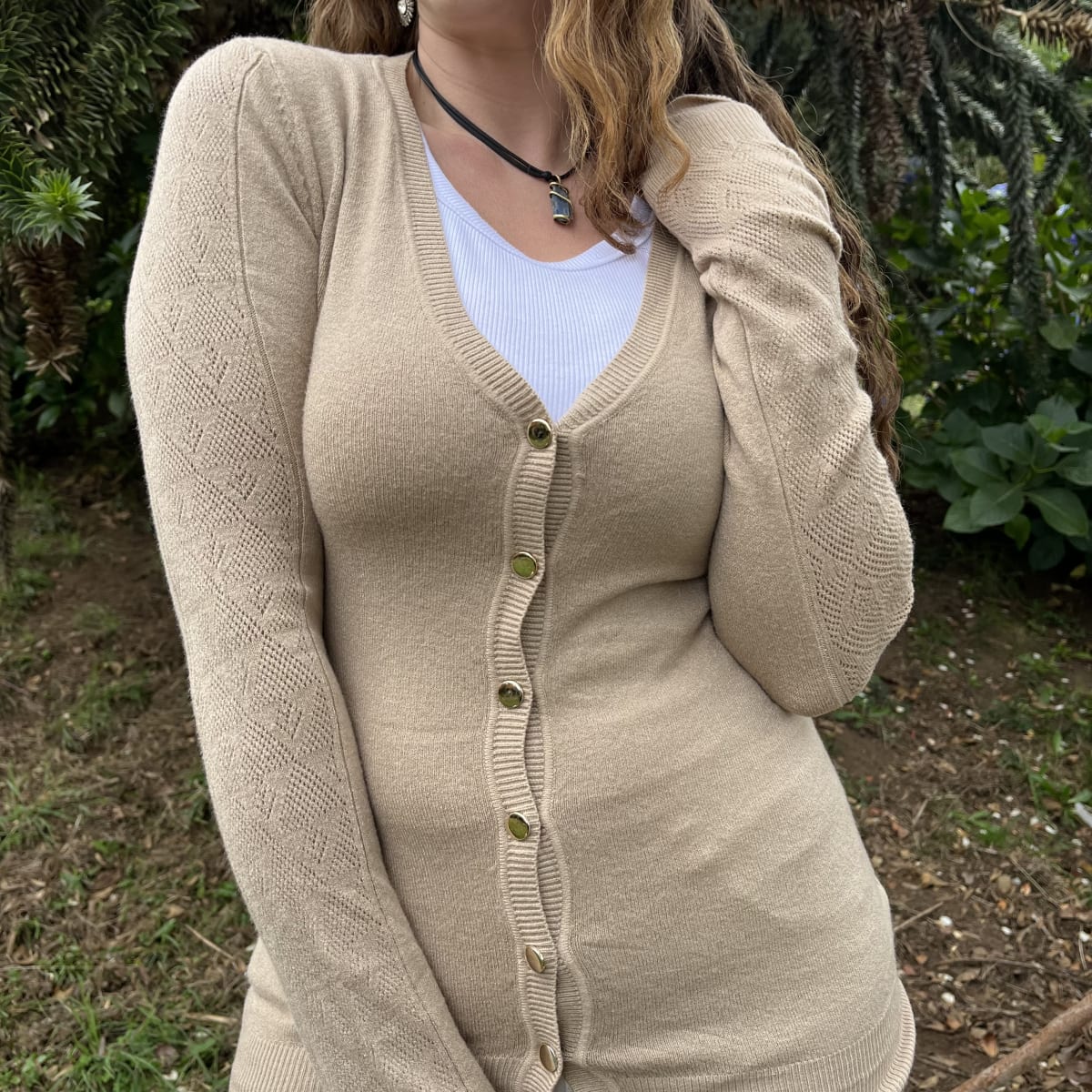 Cardigan spandex taupé con botones dorados2