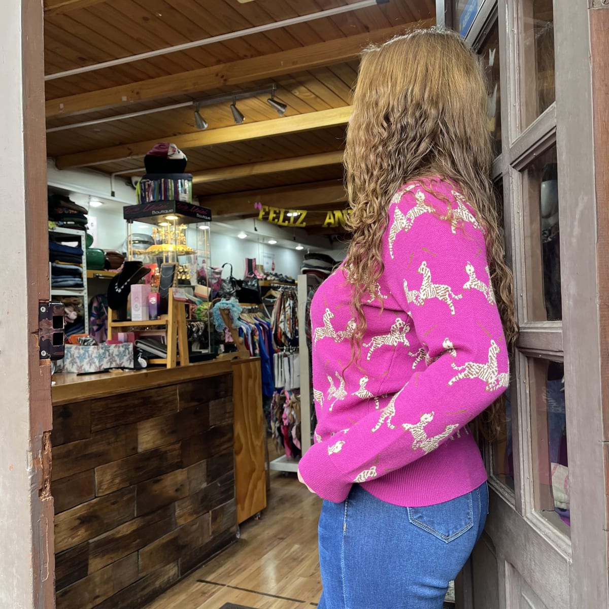 Sueter lana magenta diseño cebras beige2