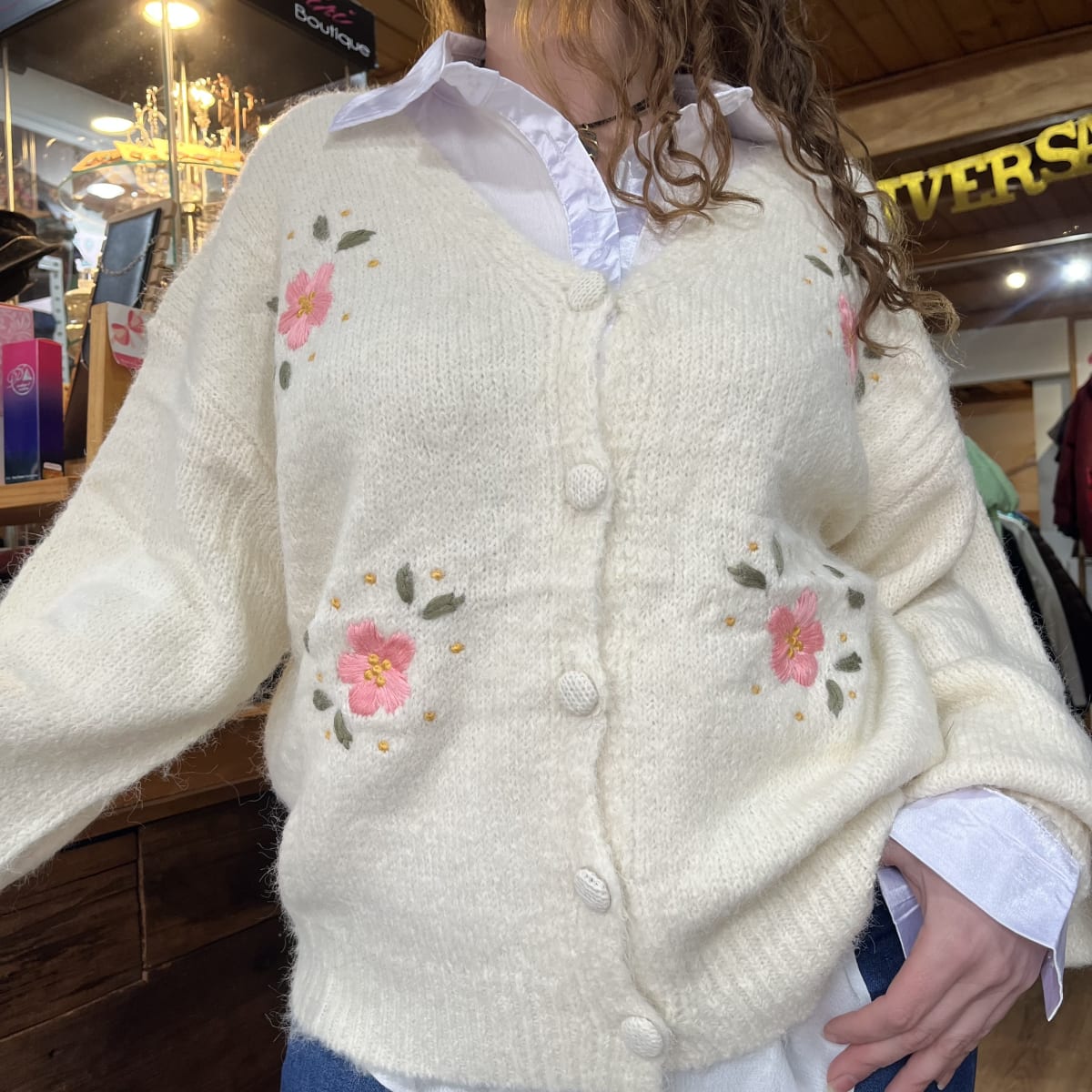 Cardigan botones crudo lana bordado flor2
