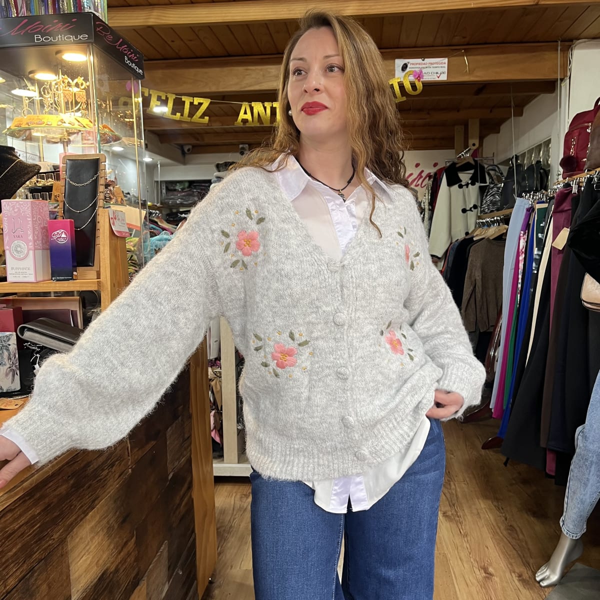Cardigan botones gris lana bordado flor1