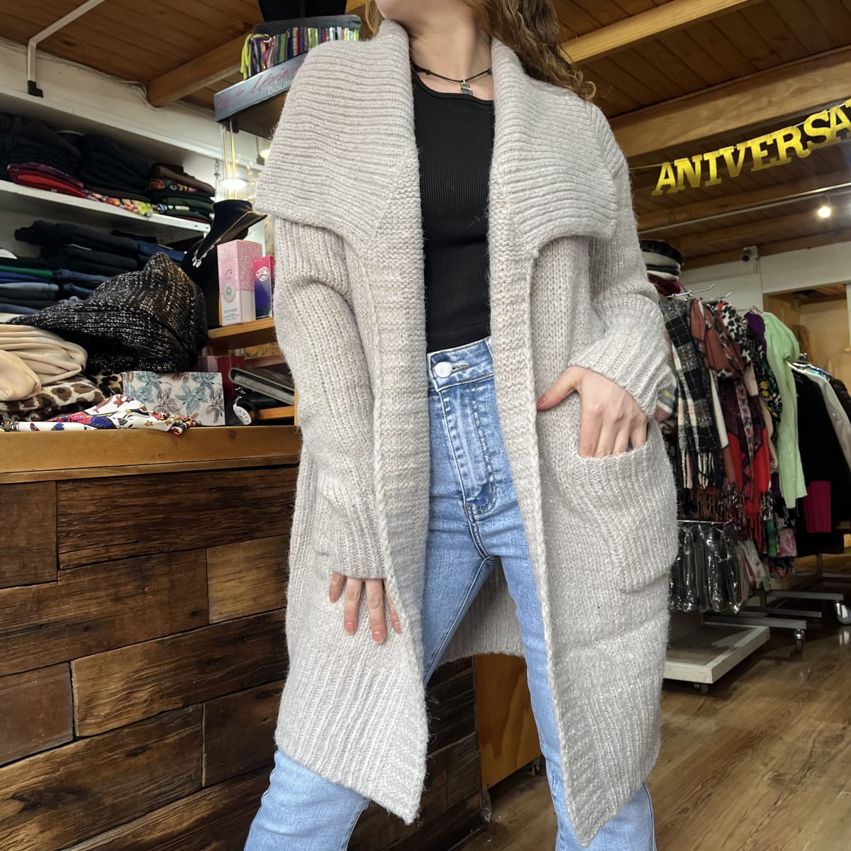 Cardigan solapa gris lana lurex dorado con bolsillos2