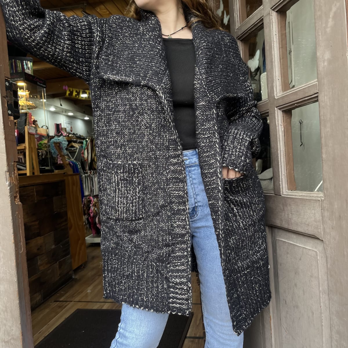 Cardigan solapa negro lana lurex dorado con bolsillos2