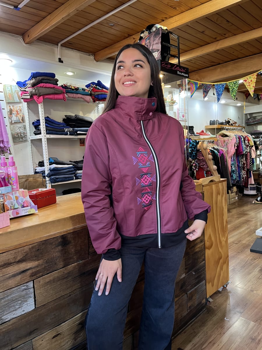Chaqueta cortaviento impermeable Burdeo bordado etnic6