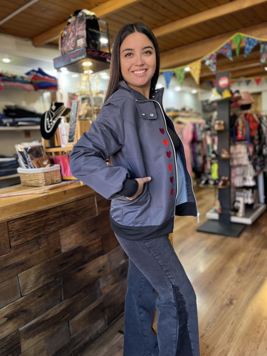 Chaqueta cortaviento impermeable gris bordado corazones3