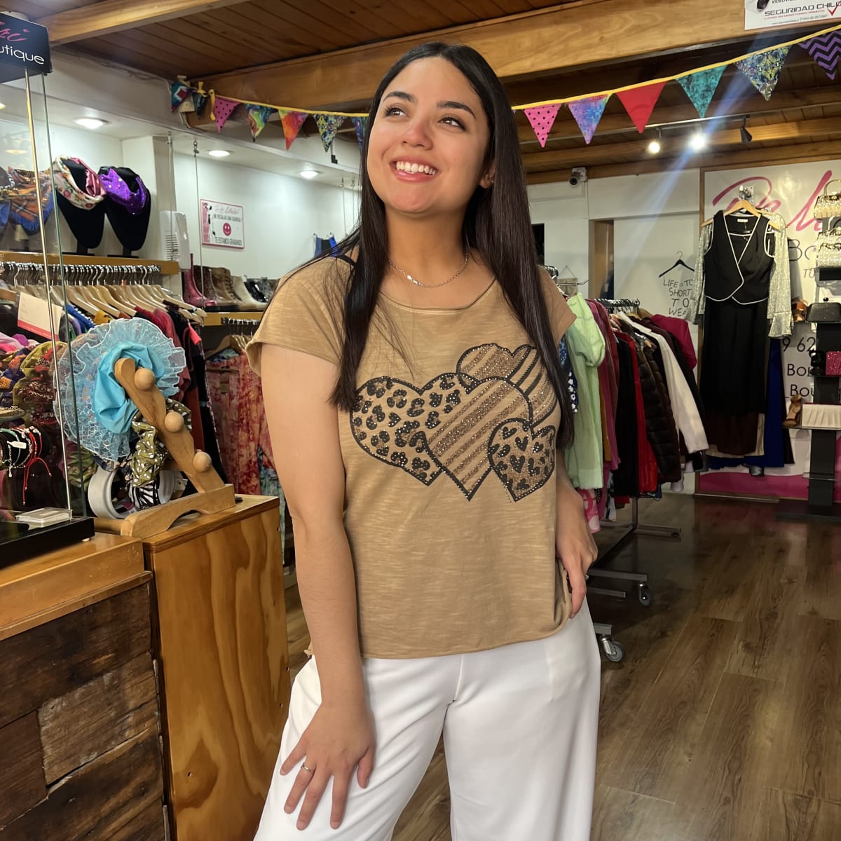 Polera corazones print camel manga corta1