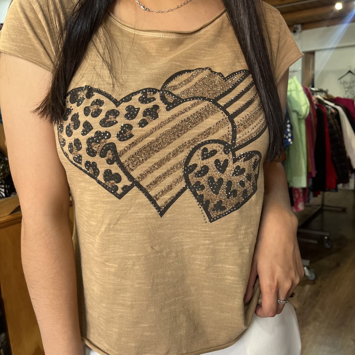 Polera corazones print camel manga corta2