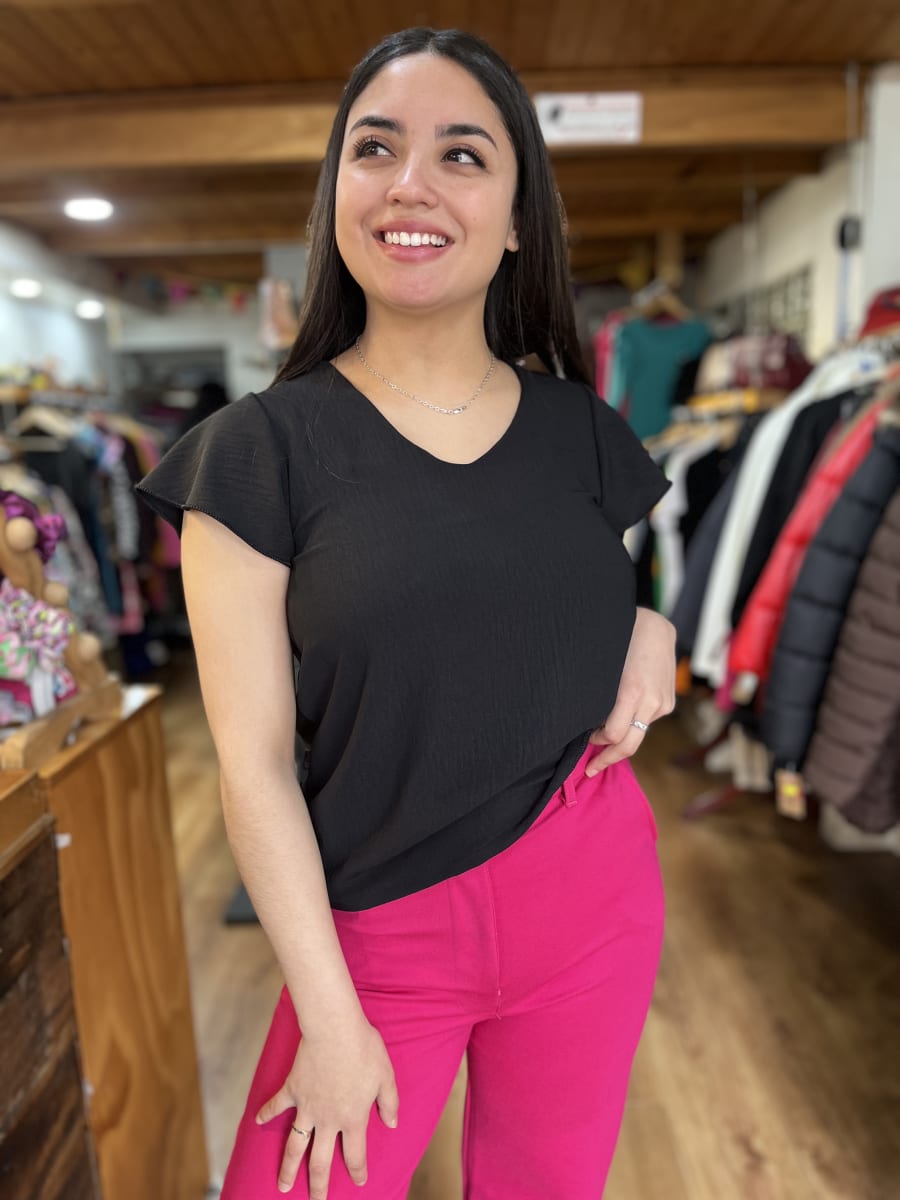 Blusa Sail negro escote V manga vuelo1