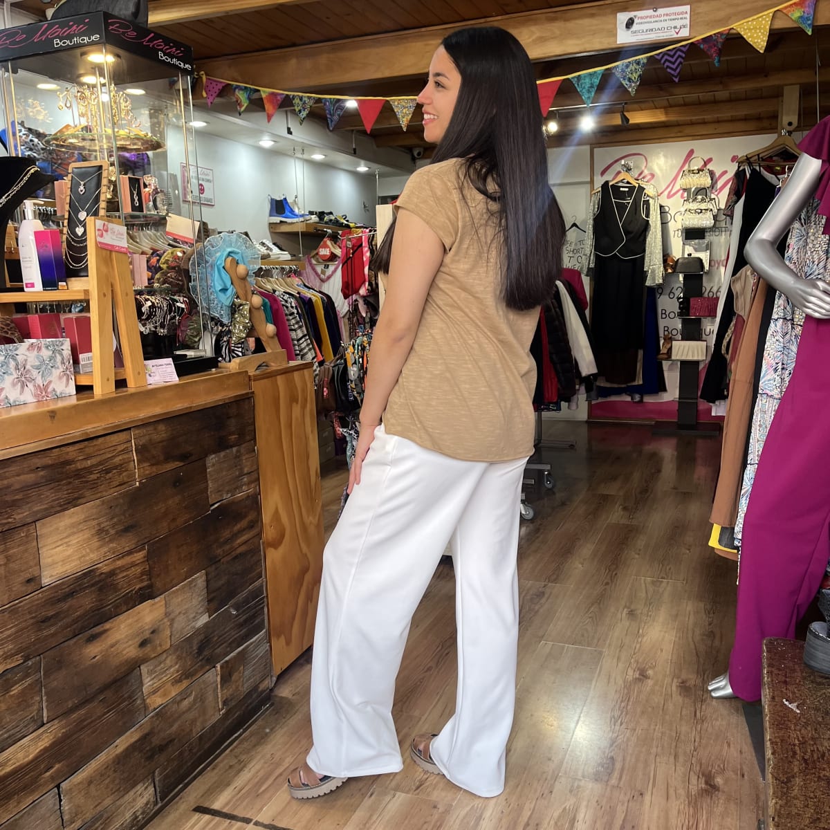 Polera corazones print camel manga corta3