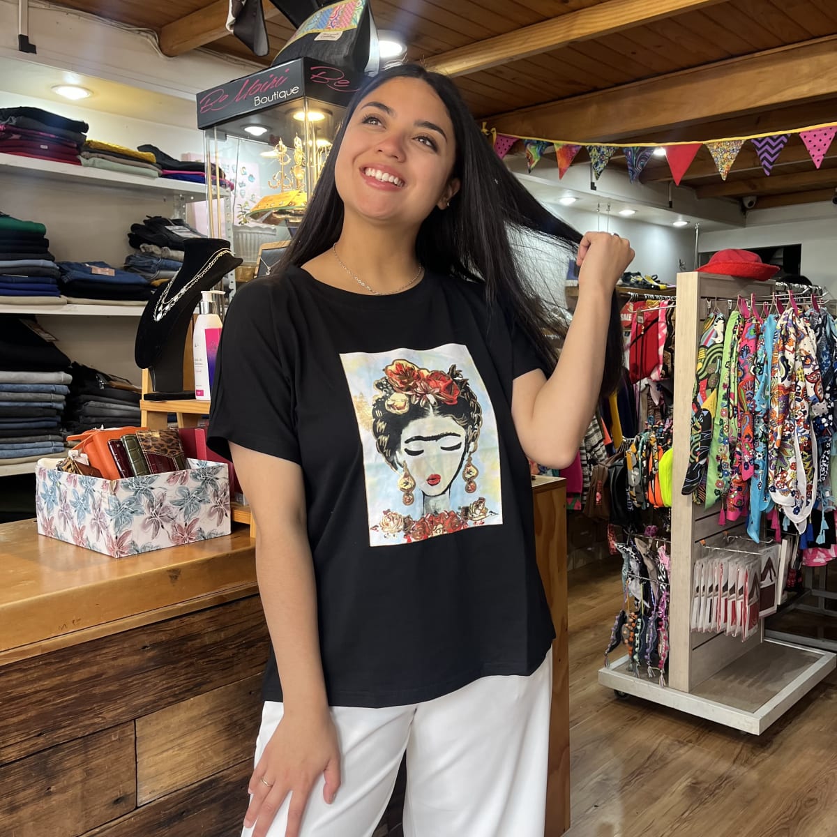 Polera Frida Khalo negro manga corta1