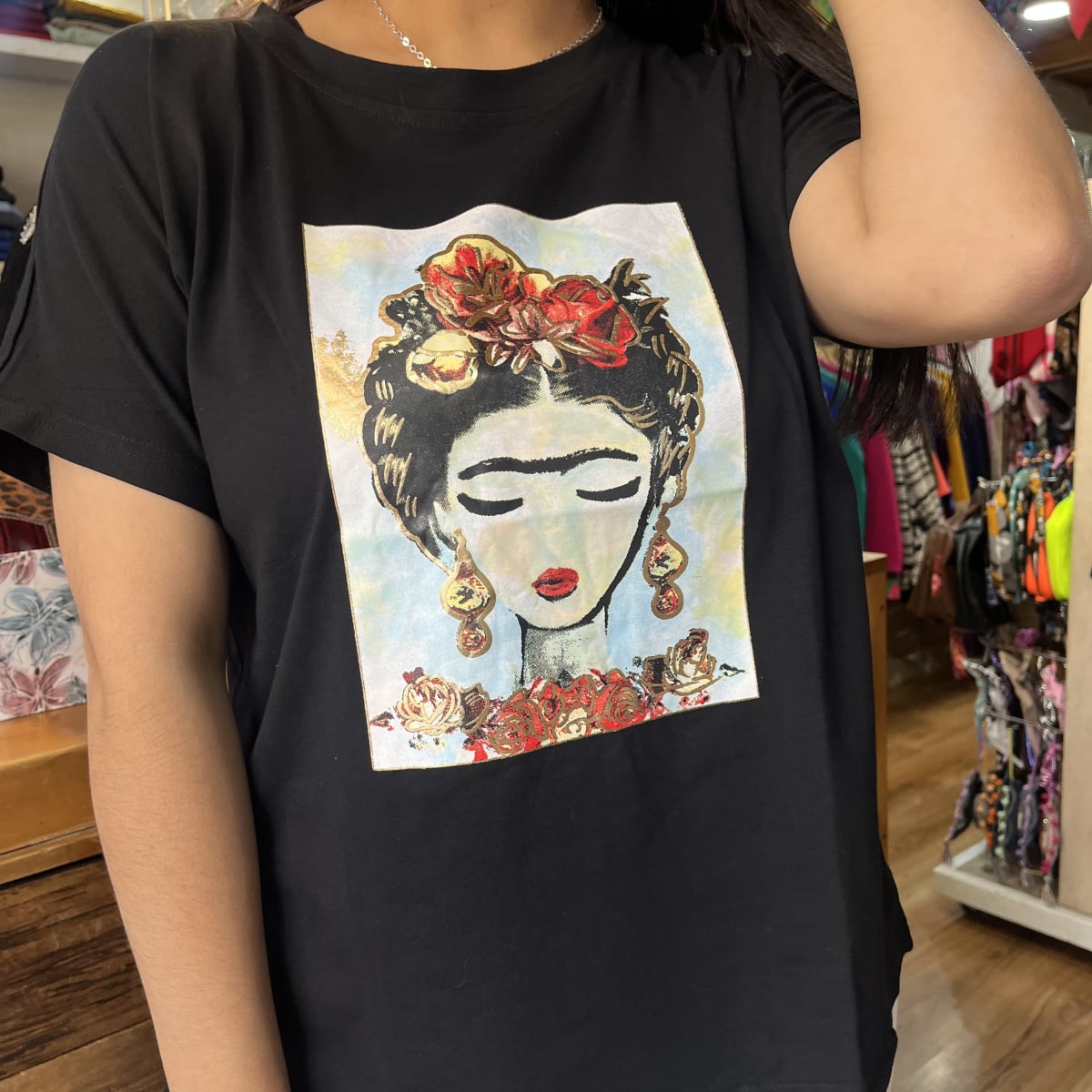 Polera Frida Khalo negro manga corta2