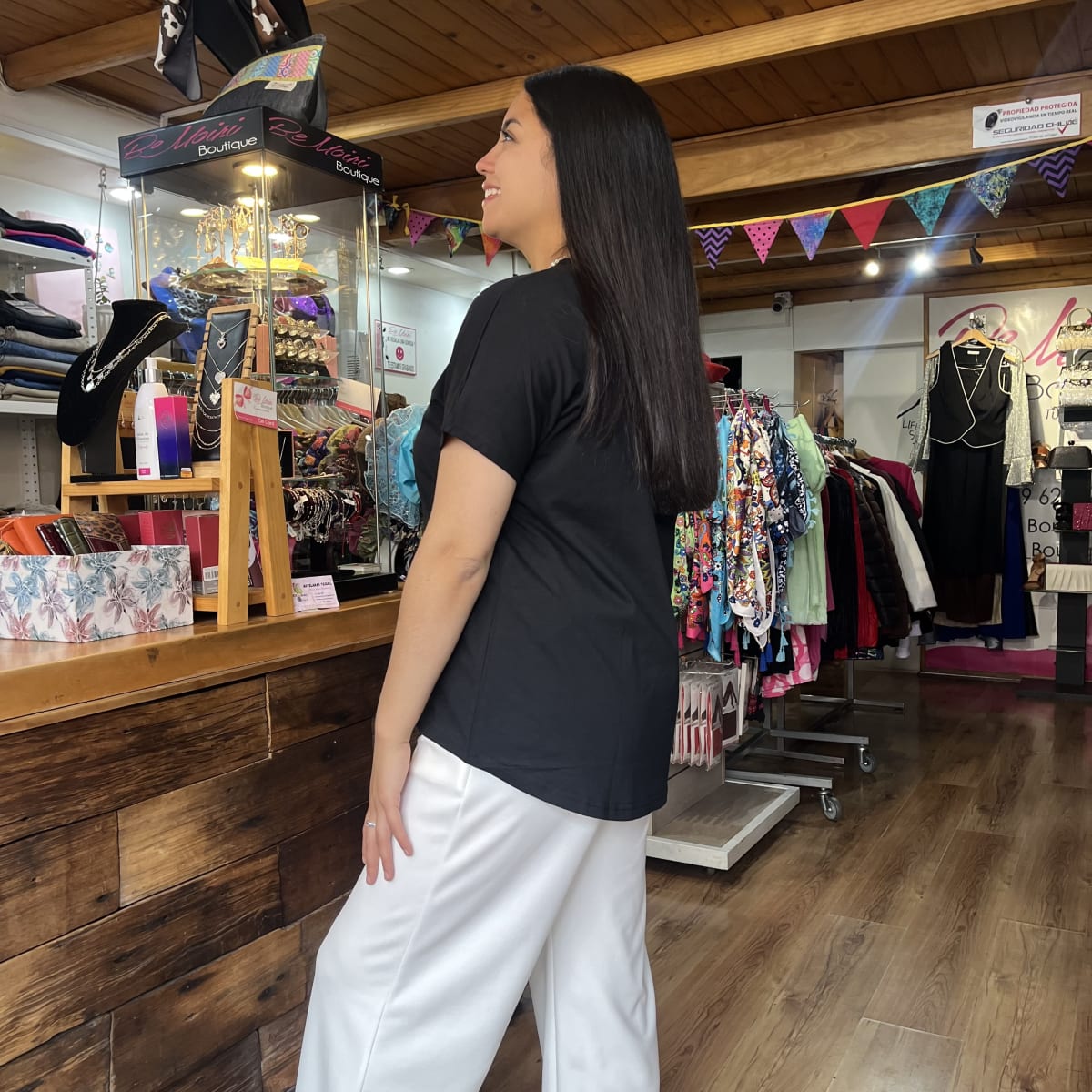 Polera Frida Khalo negro manga corta3