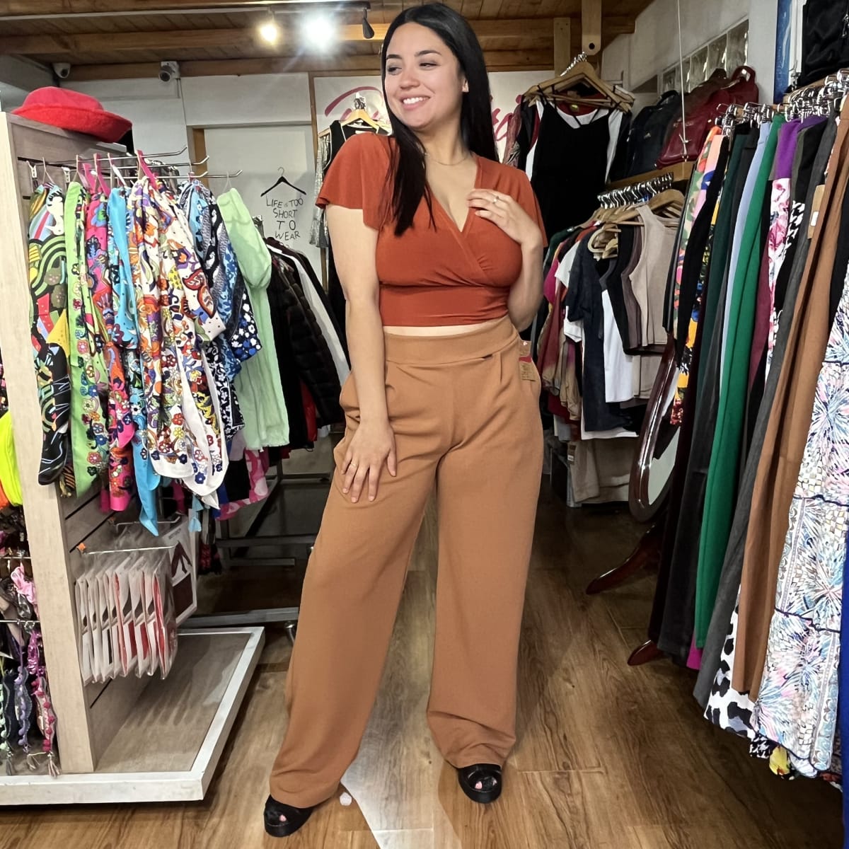 Pantalon palazzo Lilian camel con bolsillos1