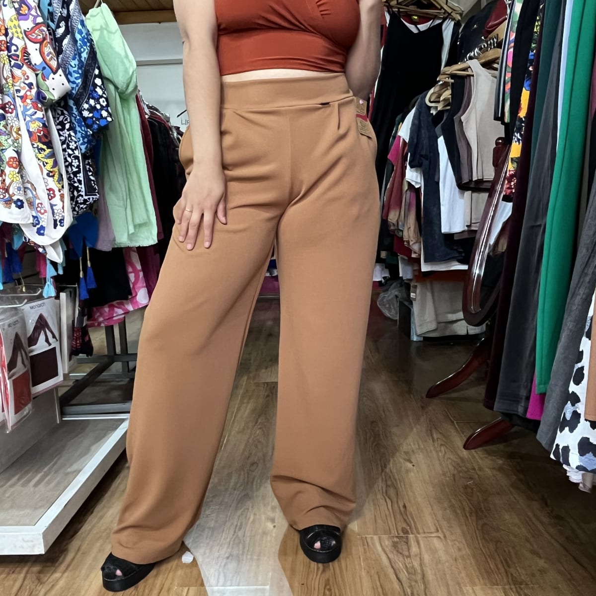 Pantalon palazzo Lilian camel con bolsillos2