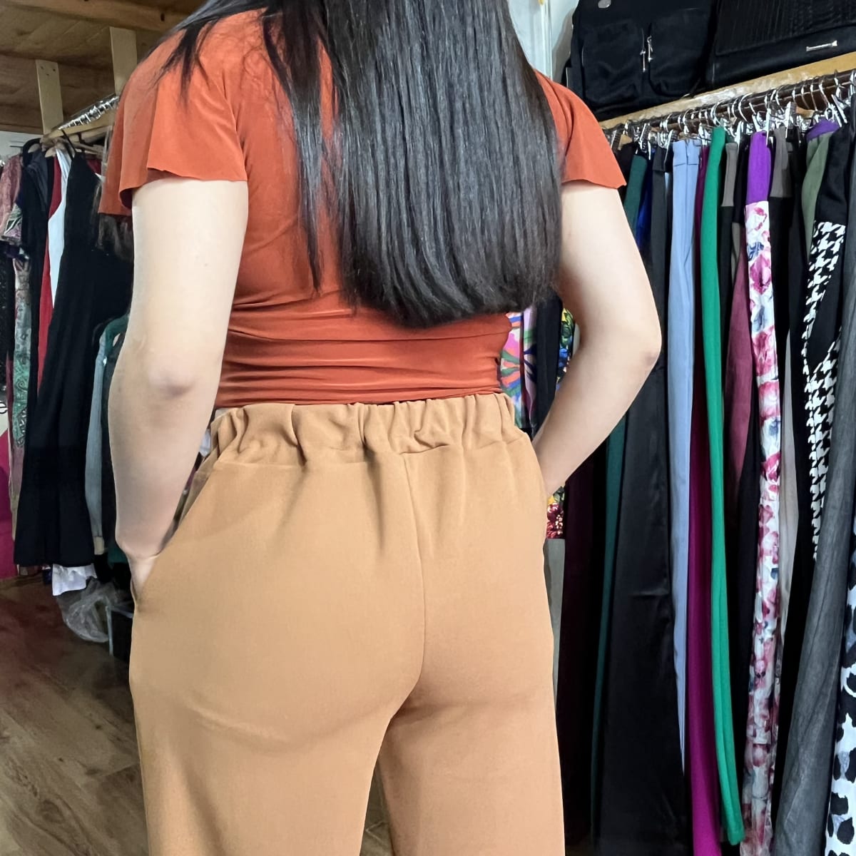 Pantalon palazzo Lilian camel con bolsillos3
