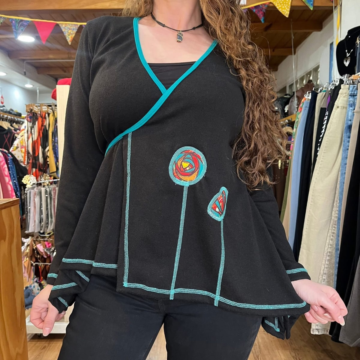 Polera Kisu Cunco doble cruce negro2