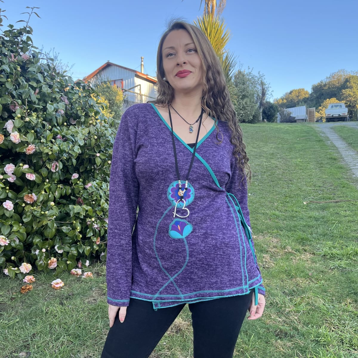 Polera Kisu Cunco doble cruce morado1