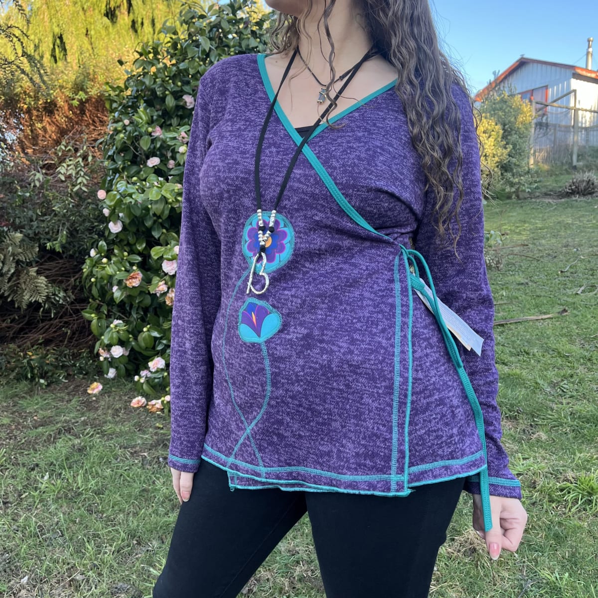 Polera Kisu Cunco doble cruce morado2