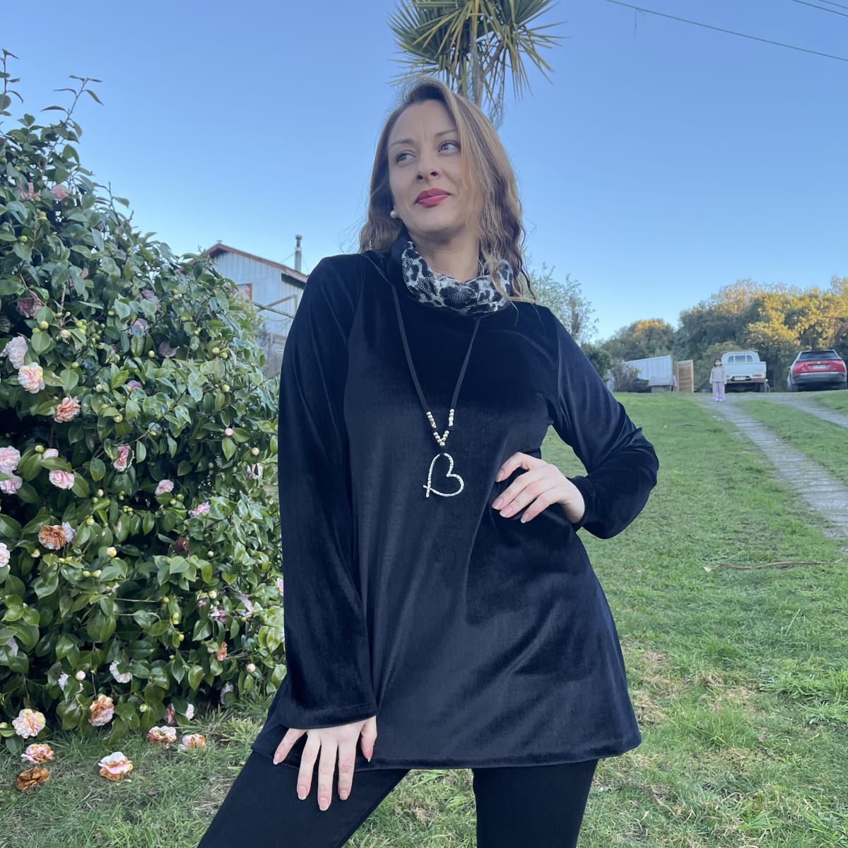 Poleron Paola velvet negro cuello malla print1