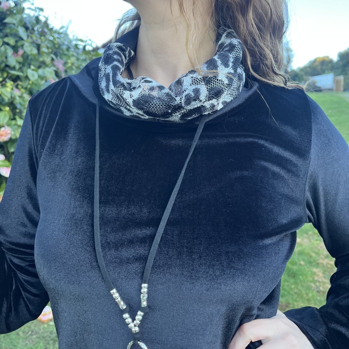 Poleron Paola velvet negro cuello malla print2