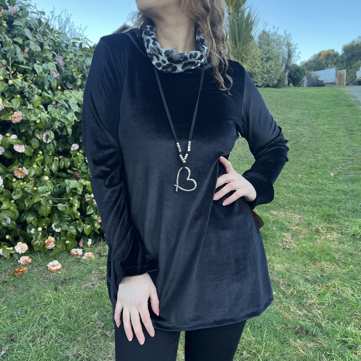 Poleron Paola velvet negro cuello malla print4