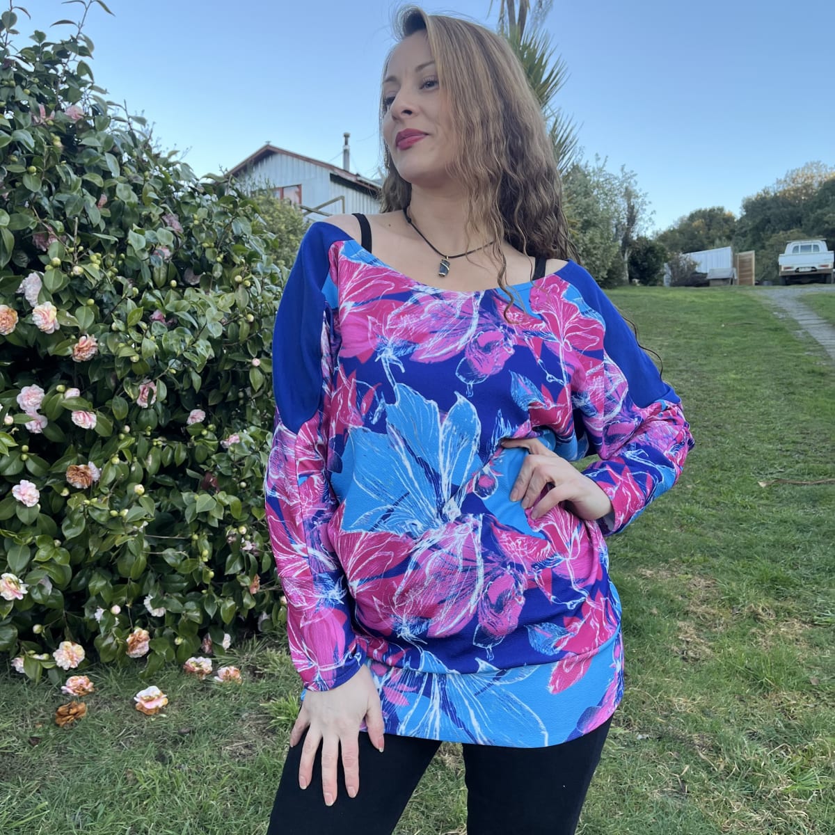 Poleron Murcielago Sofia floral azul y fucsia2