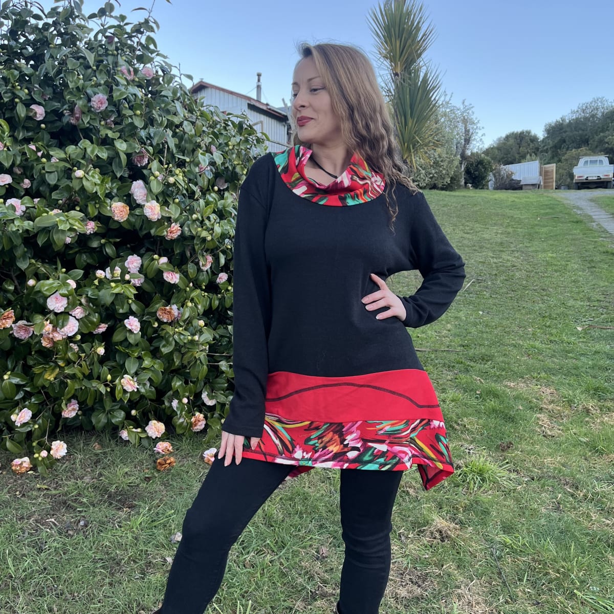 Minivestido Kiran negro rojo asimetrico1