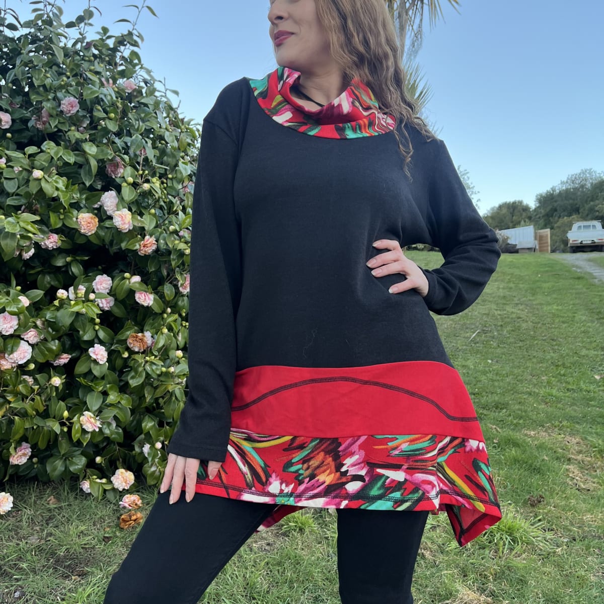 Minivestido Kiran negro rojo asimetrico2