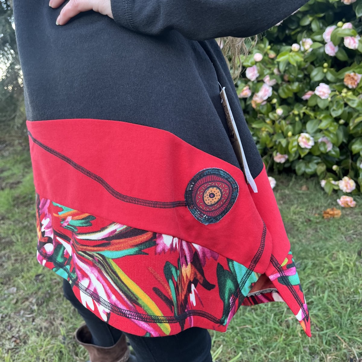 Minivestido Kiran negro rojo asimetrico3