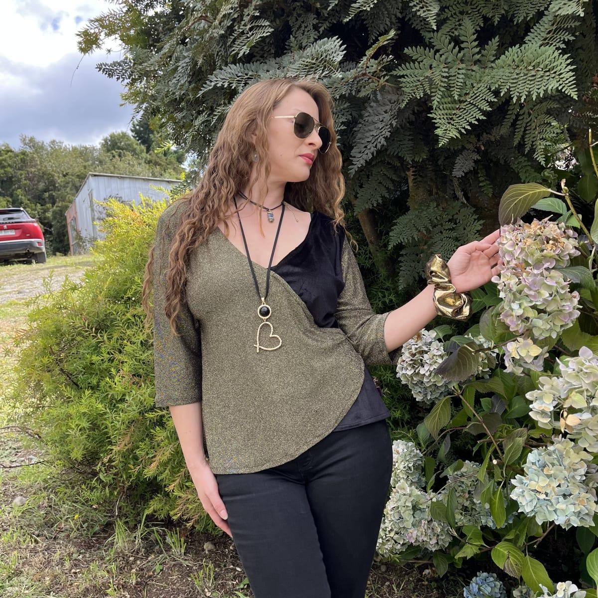 Polera Gloria negro golden manga 3/42