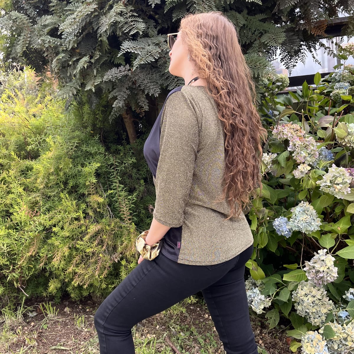 Polera Gloria negro golden manga 3/44