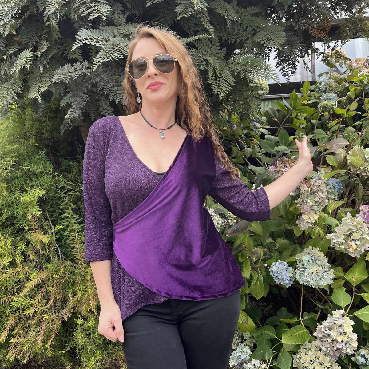 Polera Gloria velvet morado destellos1