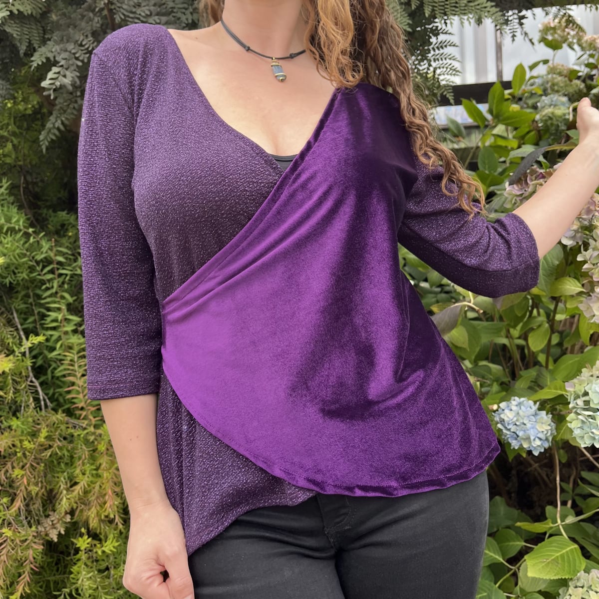 Polera Gloria velvet morado destellos2