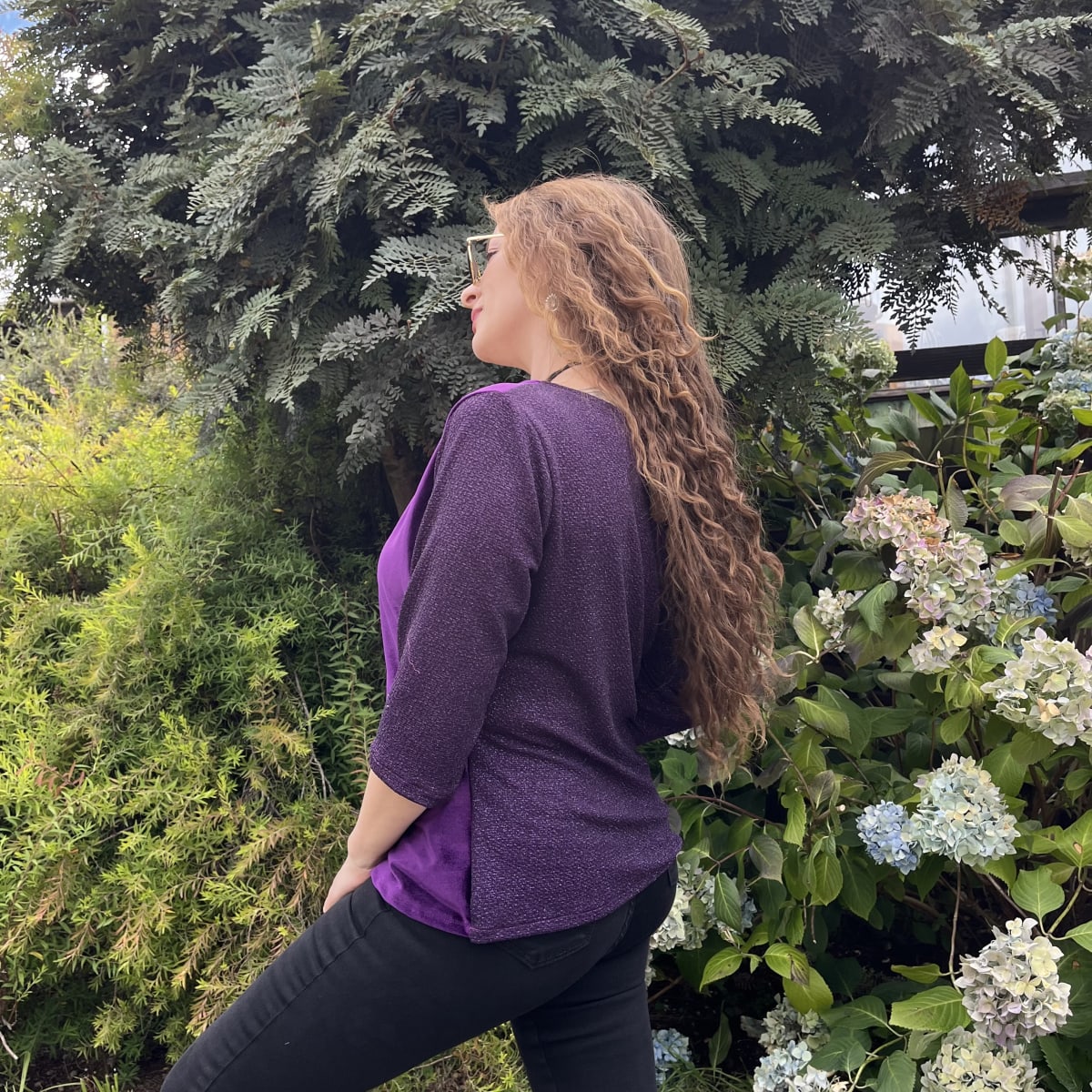 Polera Gloria velvet morado destellos3