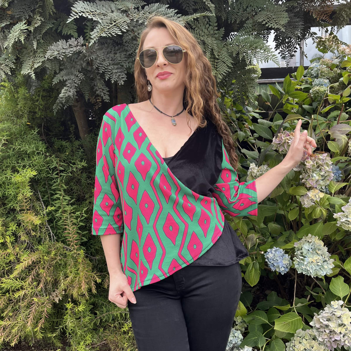 Polera Gloria velvet negro sofia verde fucsia1