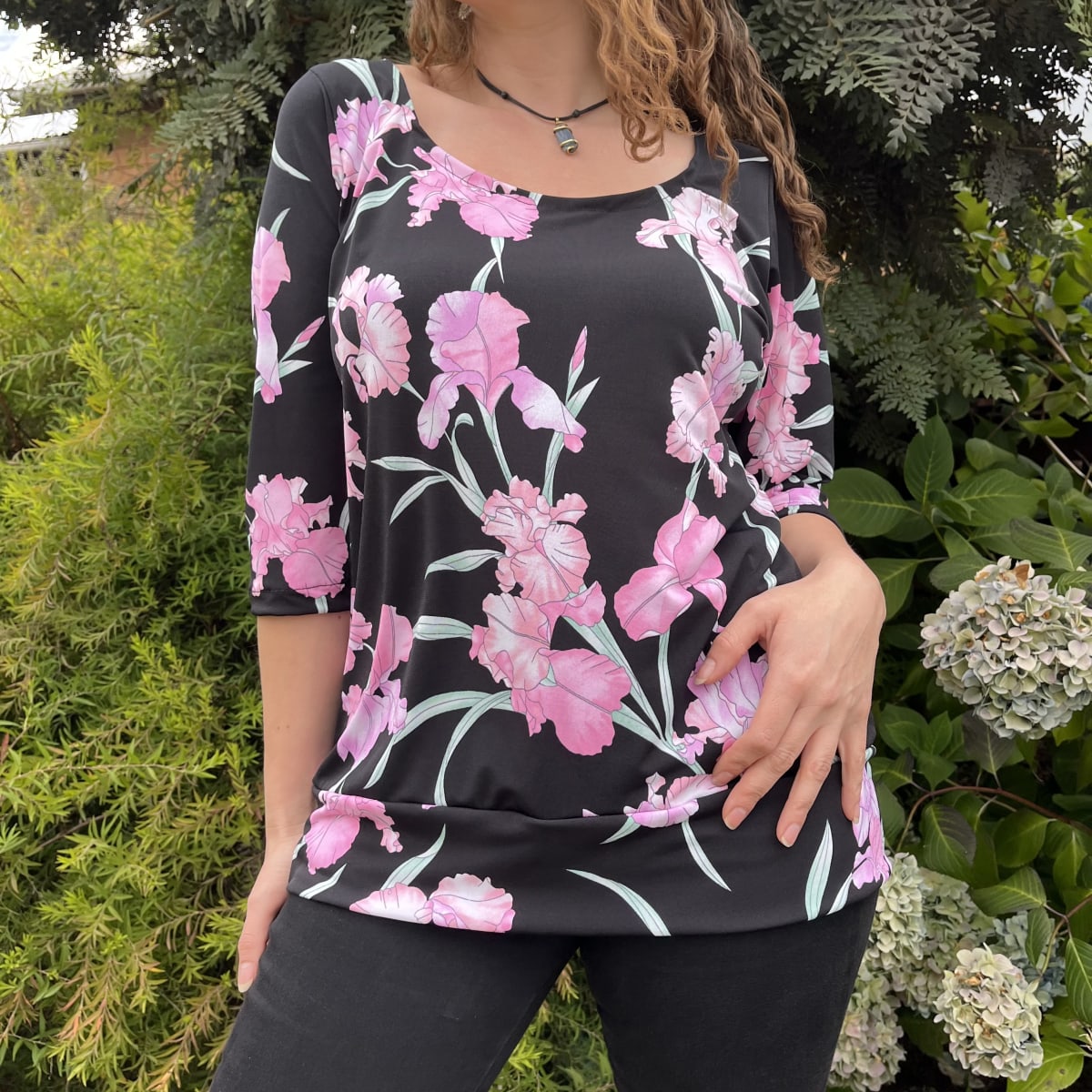 Polera Maria lycra negro floral rosado2