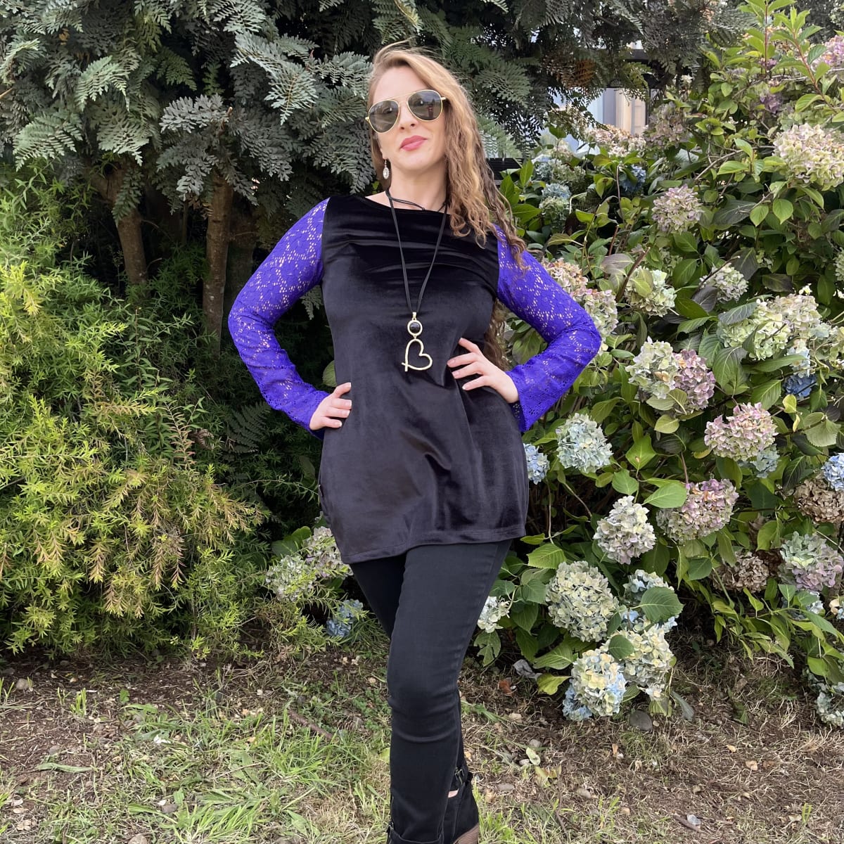 Polera larga velvet negro mangas morado encaje2