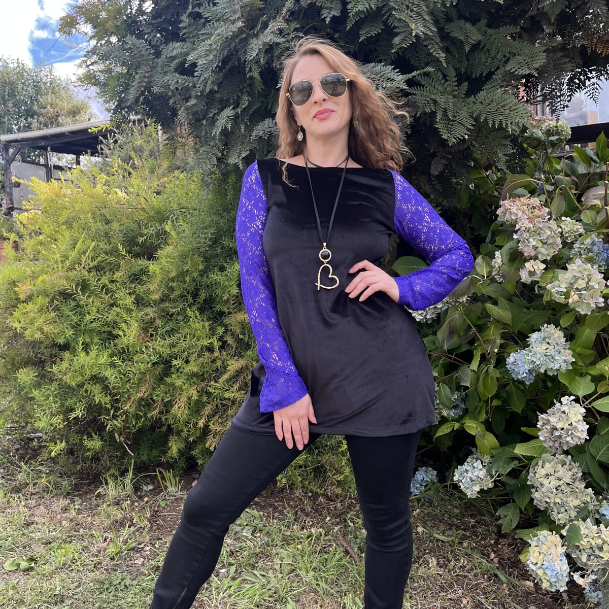 Polera larga velvet negro mangas morado encaje1