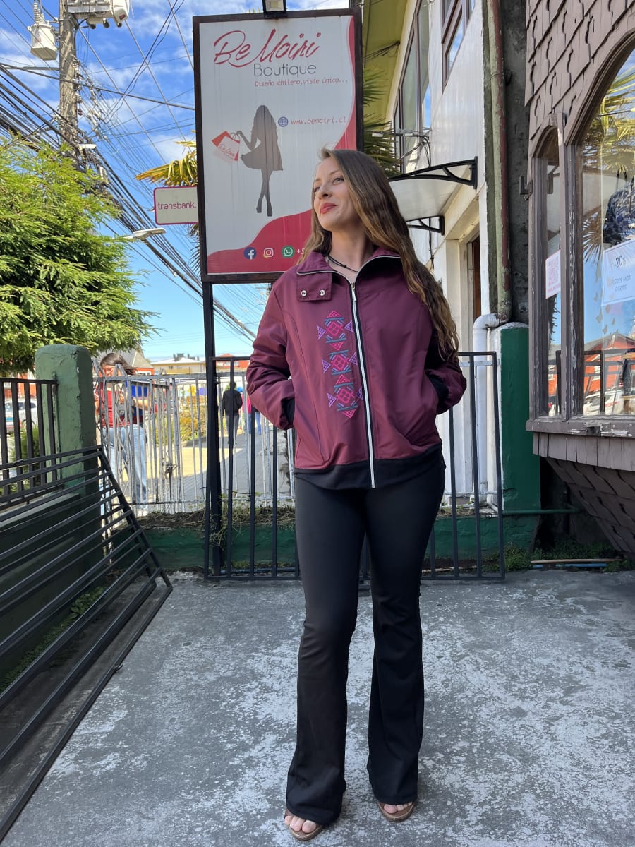 Chaqueta cortaviento impermeable Burdeo bordado etnic3