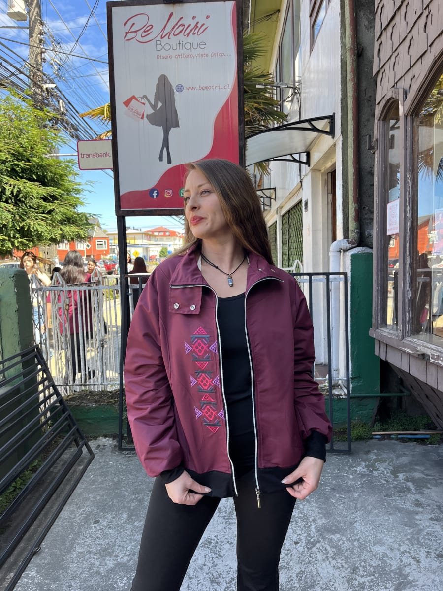 Chaqueta cortaviento impermeable Burdeo bordado etnic4