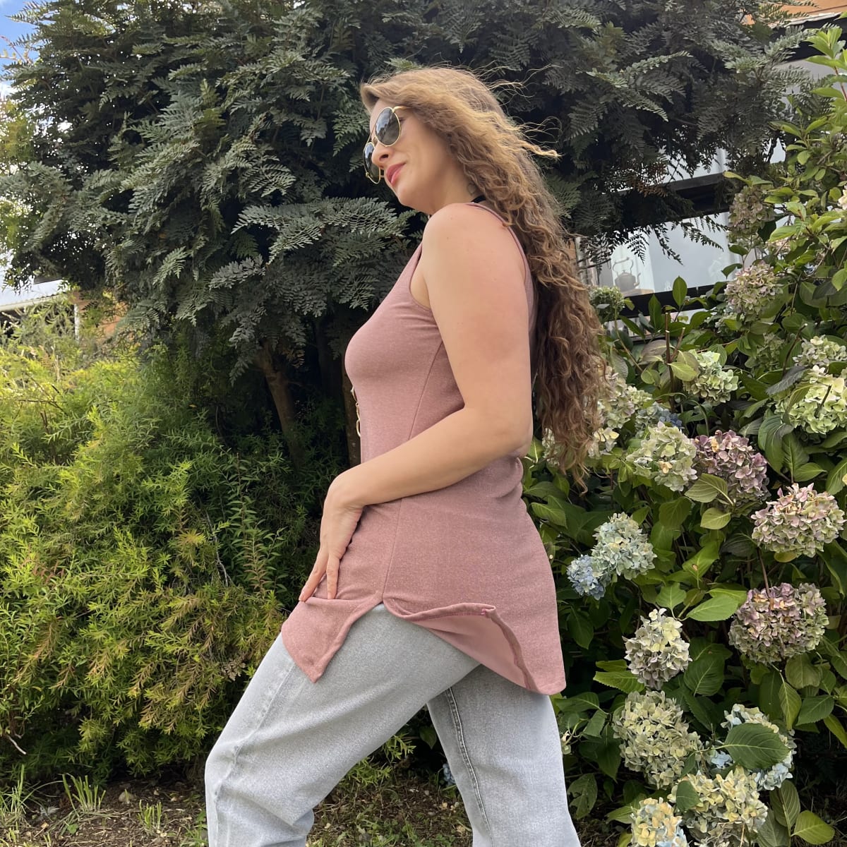 Polera Susy destellos palo rosa sin mangas3