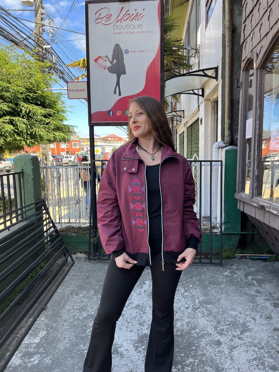 Chaqueta cortaviento impermeable Burdeo bordado etnic2