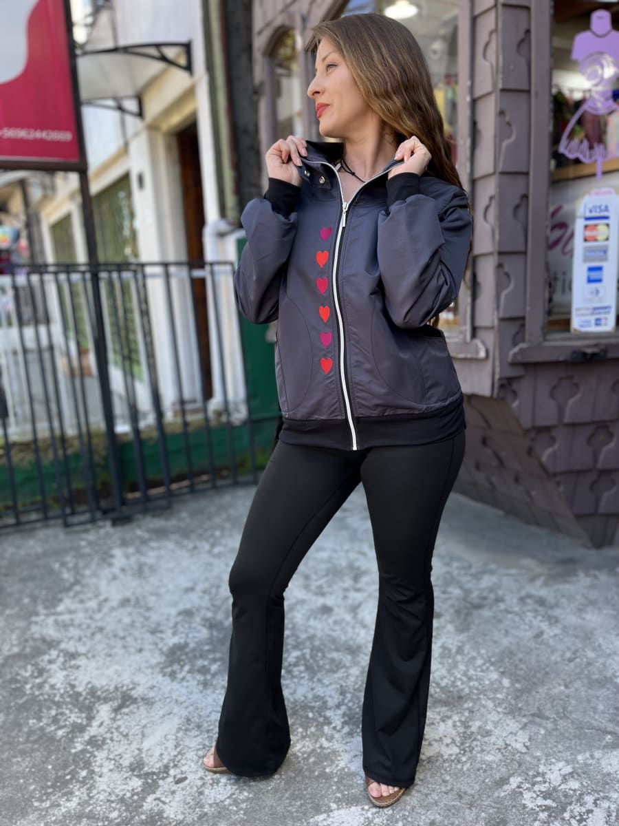 Chaqueta cortaviento impermeable gris bordado corazones2