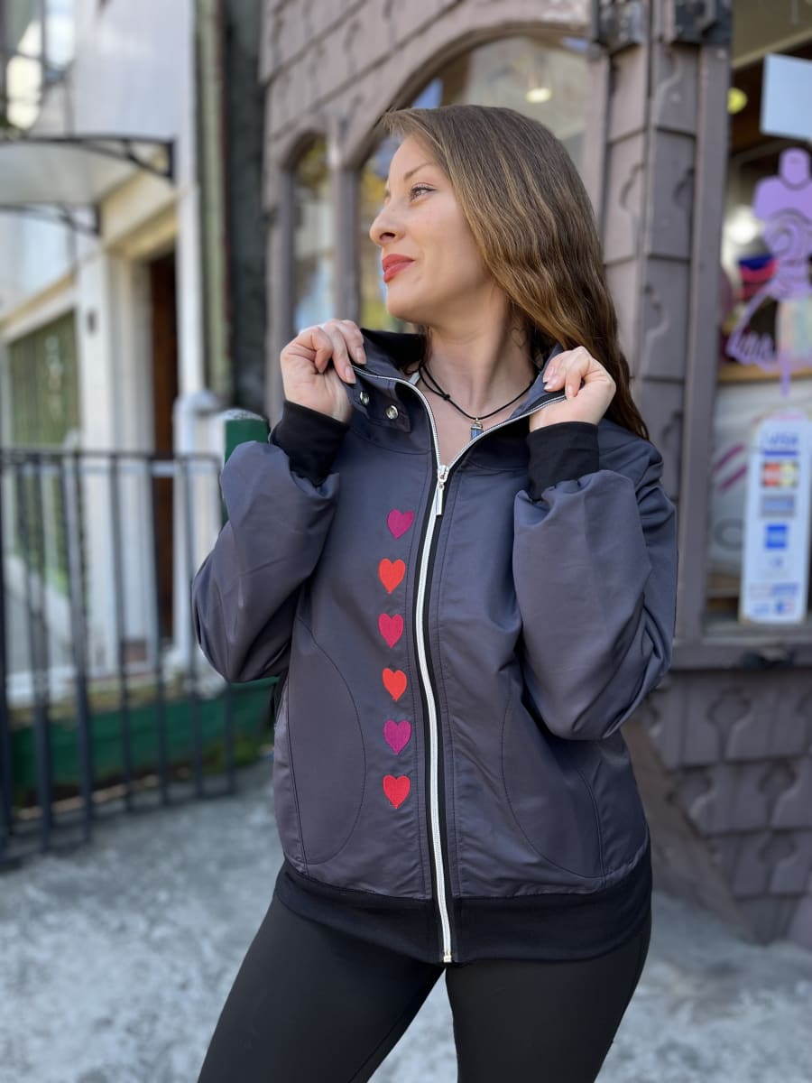 Chaqueta cortaviento impermeable gris bordado corazones1