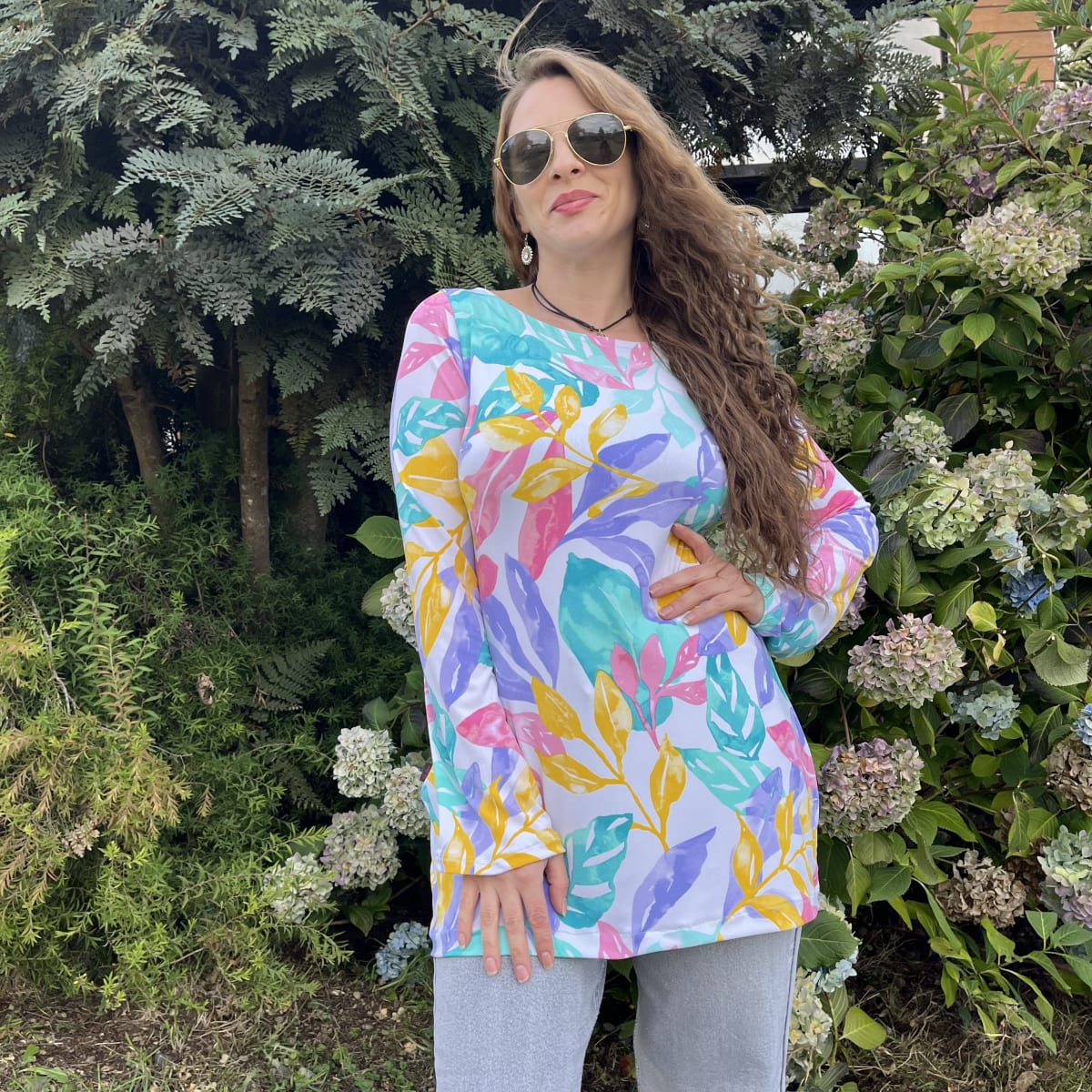 Polera larga lycra blanco floral tonos pastel1